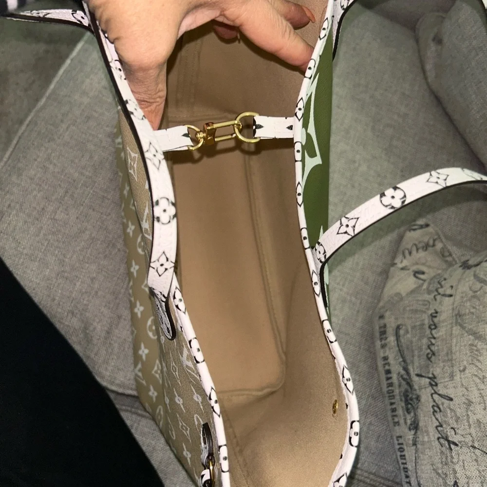Louis Vuitton Guaranteed Authentic Monogram Giant Neverful MM Khaki and Beige - Picture 14 of 16